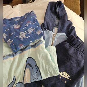 2T Lot 1 - 4pcs - carters gap nike and old navy